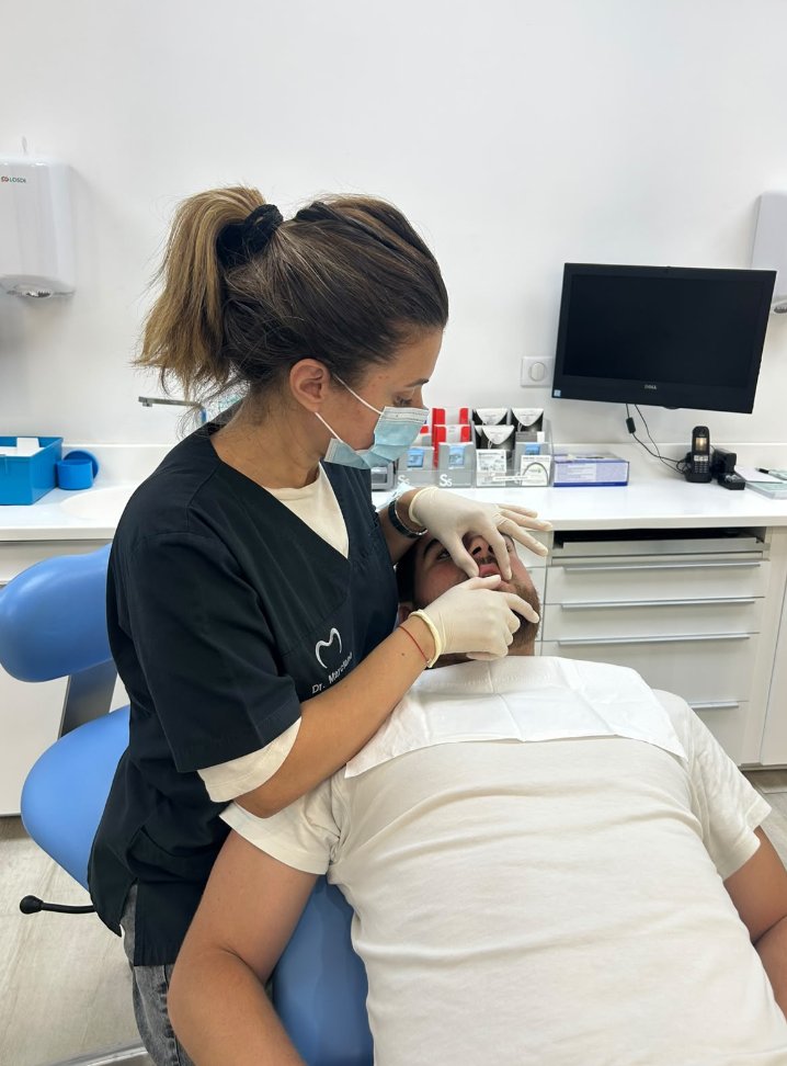 Le Dr Jessica Marciano en consultation d'orthodontie à Charenton-le-Pont